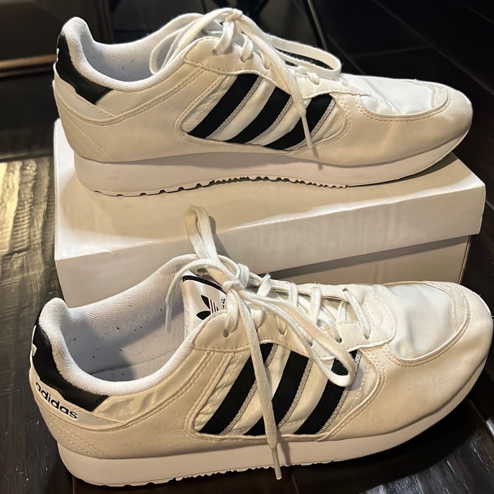 Like new women/Unisex  Adidas athletic shoes